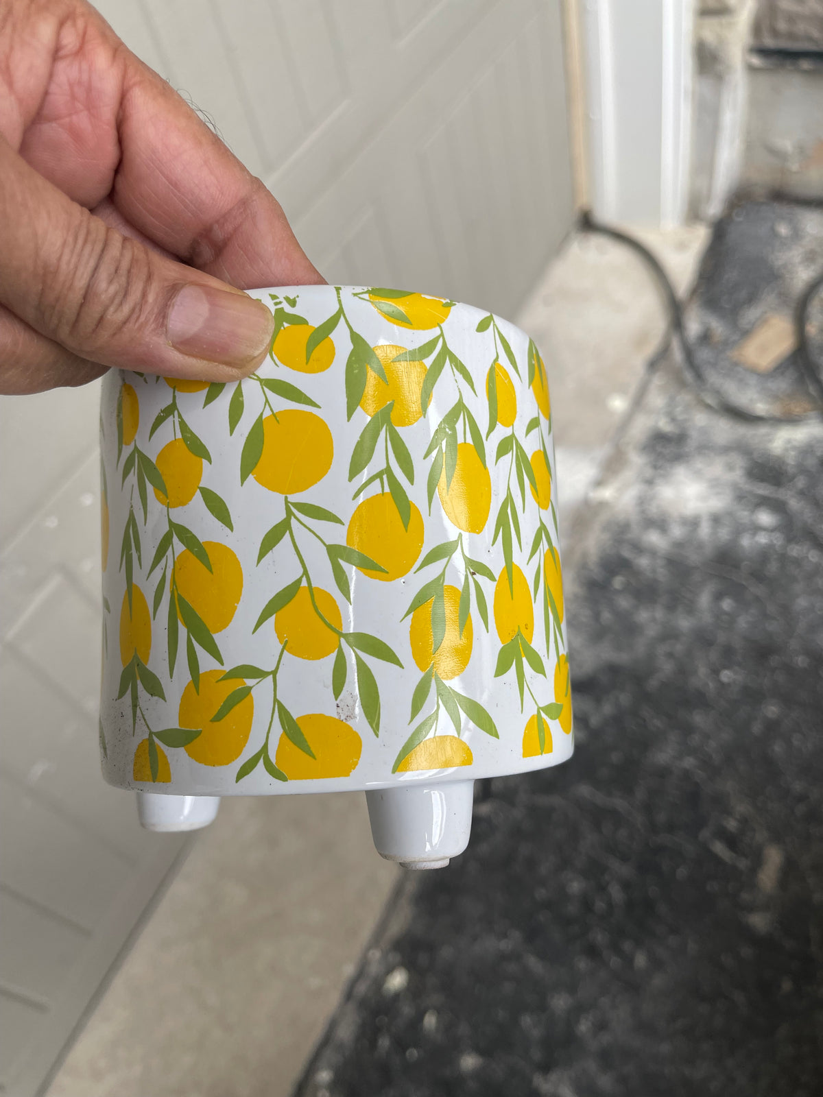 White three-footed ceramic pot with yellow lemon and green leaf print