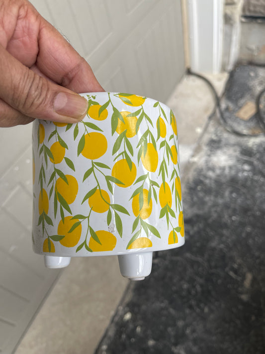White three-footed ceramic pot with yellow lemon and green leaf print